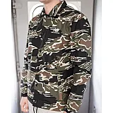 Вітровка New Balance NB CLASSIC CAMO COACHES Чоловіча р.S Комбінований