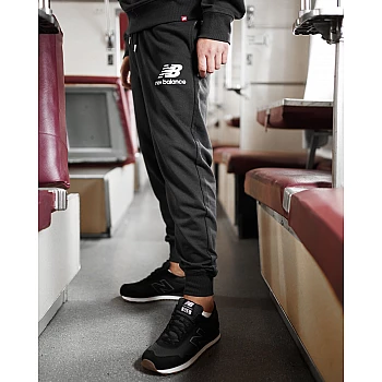 Брюки New Balance NB Ess Stacked Logo Чоловіки р.S