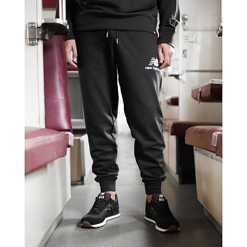 Брюки New Balance NB Ess Stacked Logo Чоловіки р.S