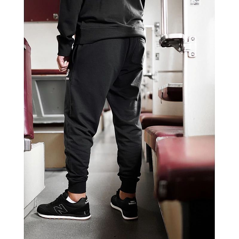 Брюки New Balance NB Ess Stacked Logo Чоловіки р.S
