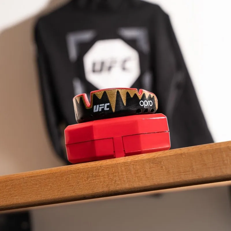 Капа OPRO Platinum UFC Hologram Fangz-Black Metal/Red (art.002261002)