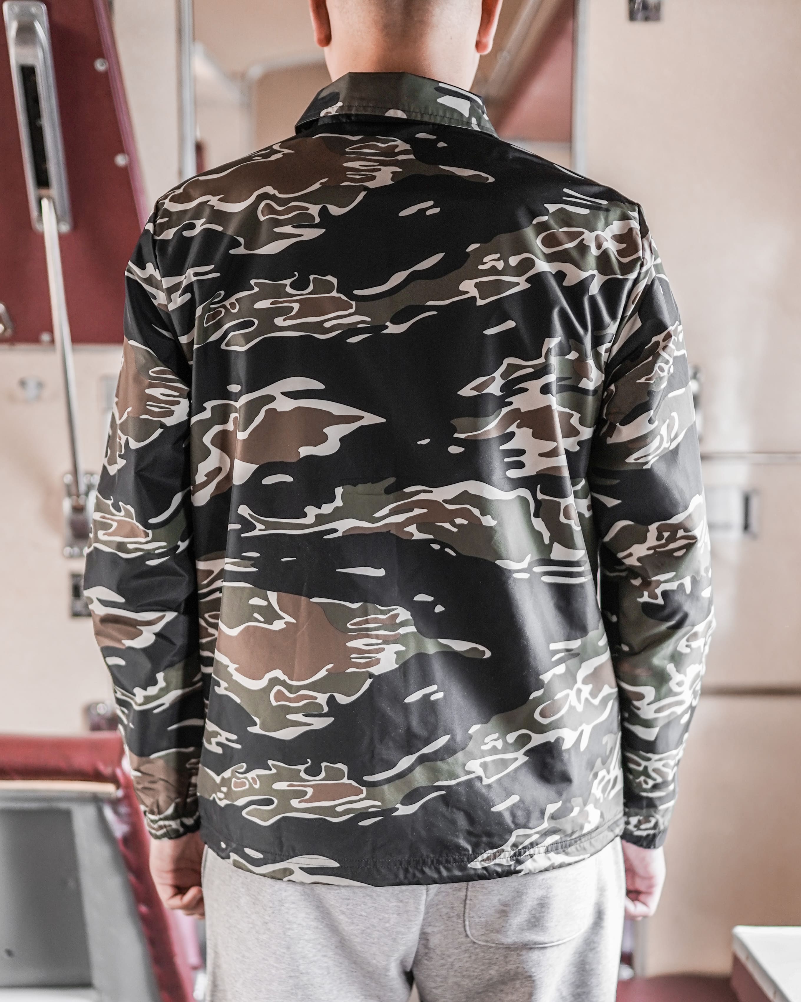 Вітровка New Balance NB CLASSIC CAMO COACHES Чоловіча р.S Комбінований