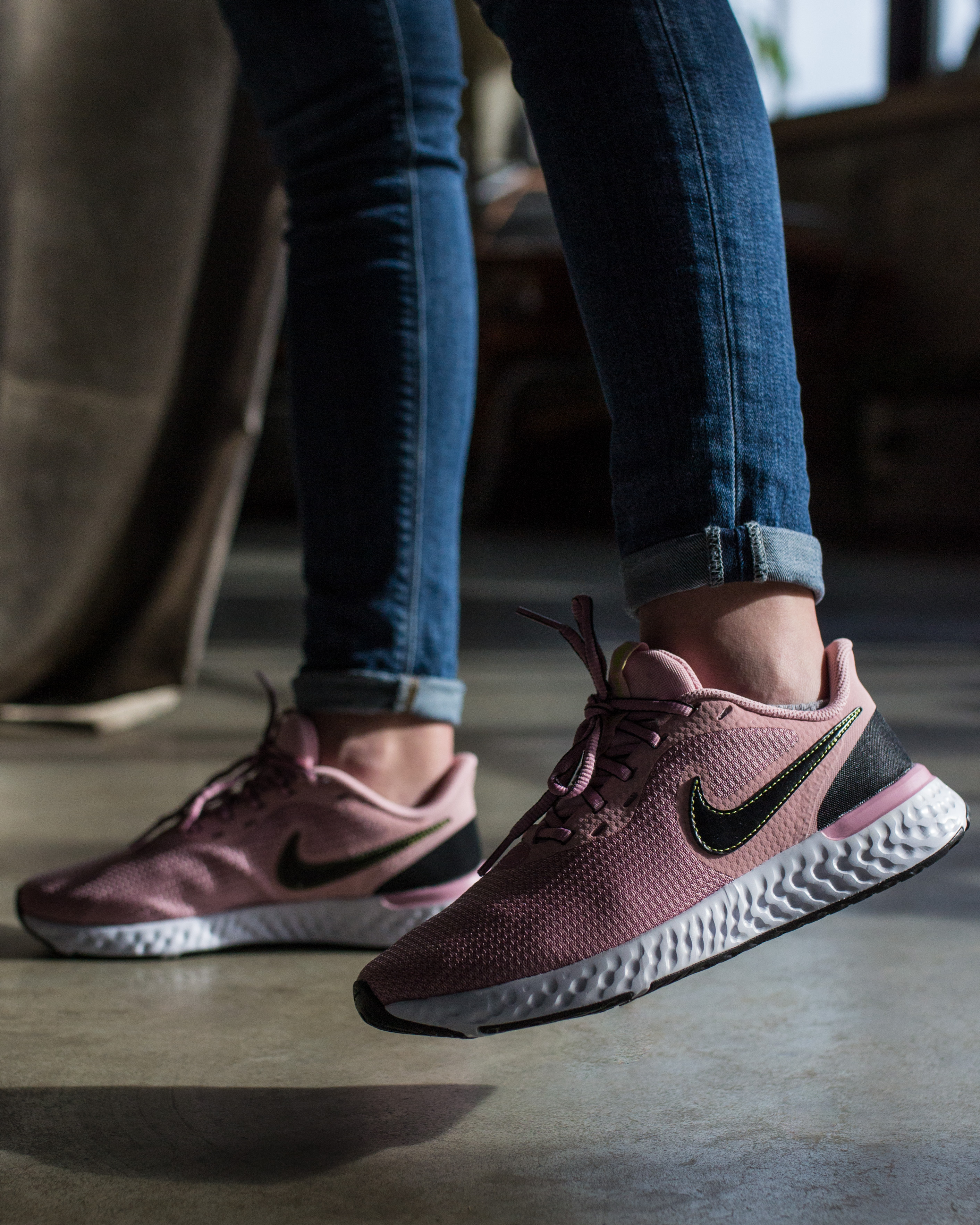Кросівки Nike W REVOLUTION 5 EXT Жіноча р.41 Рожевий