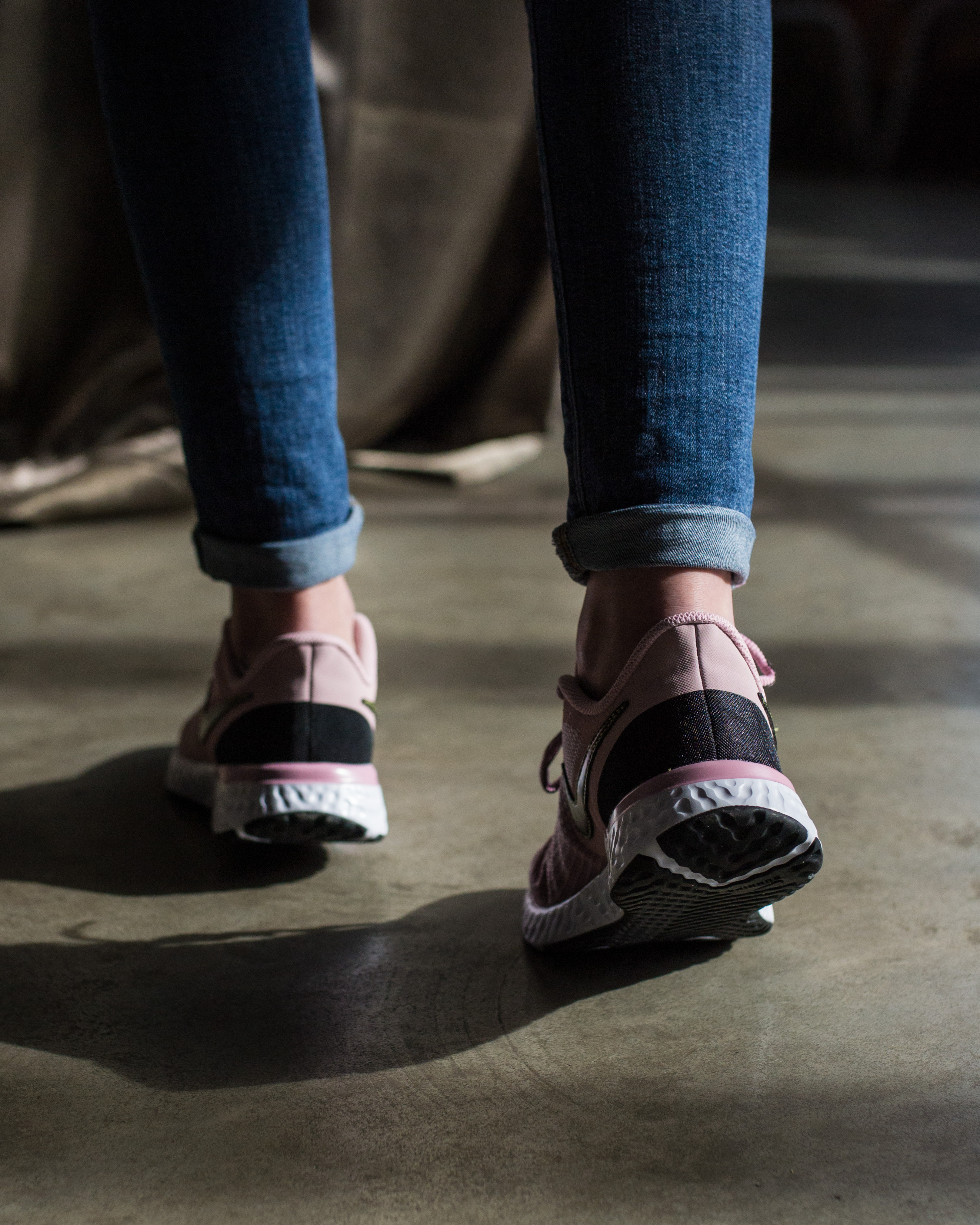 Кросівки Nike W REVOLUTION 5 EXT Жіноча р.41 Рожевий