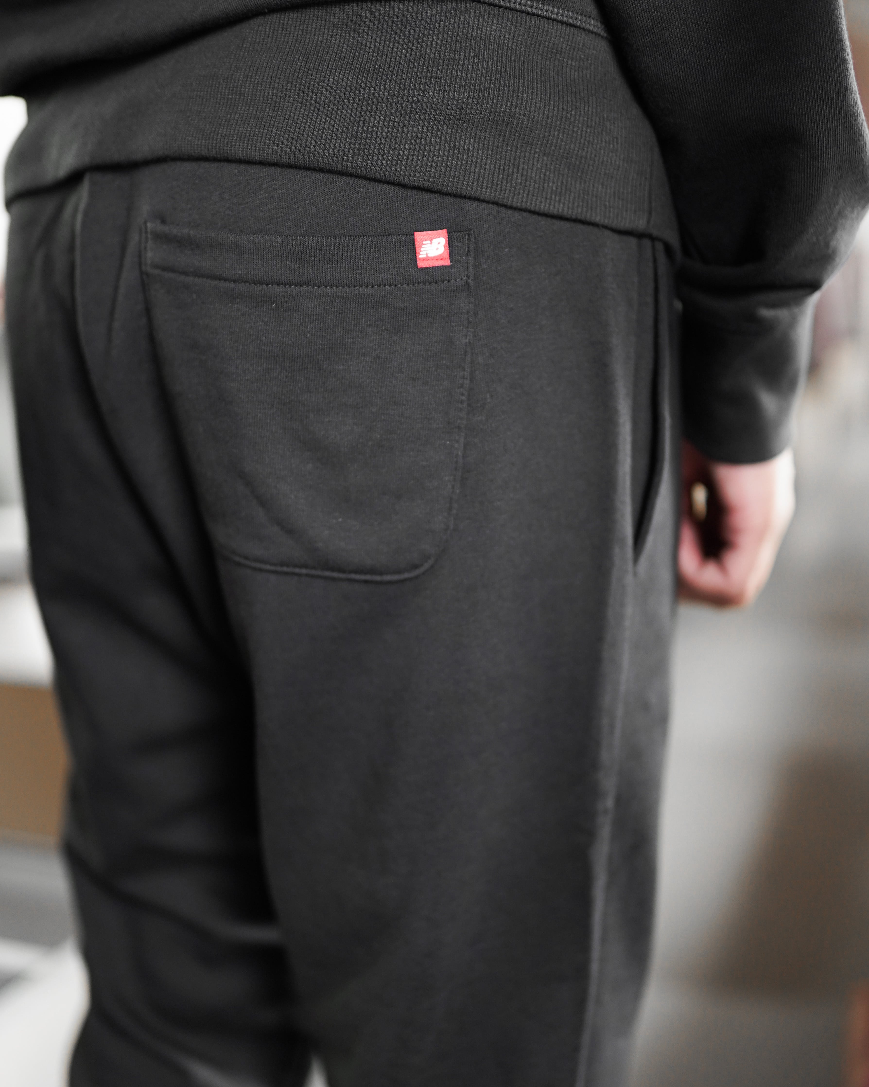 Брюки New Balance NB Ess Stacked Logo Чоловіки р.S