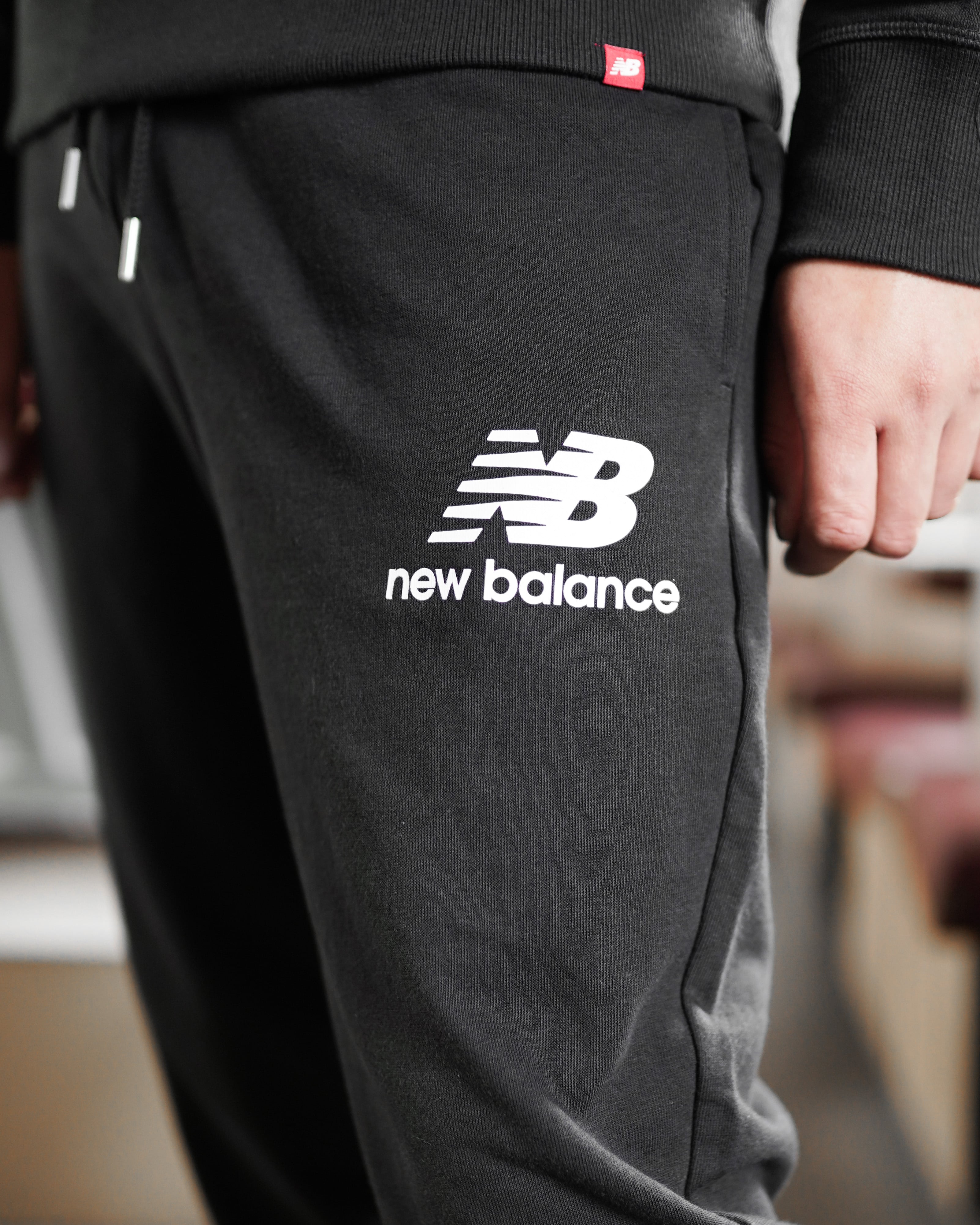 Брюки New Balance NB Ess Stacked Logo Чоловіки р.S