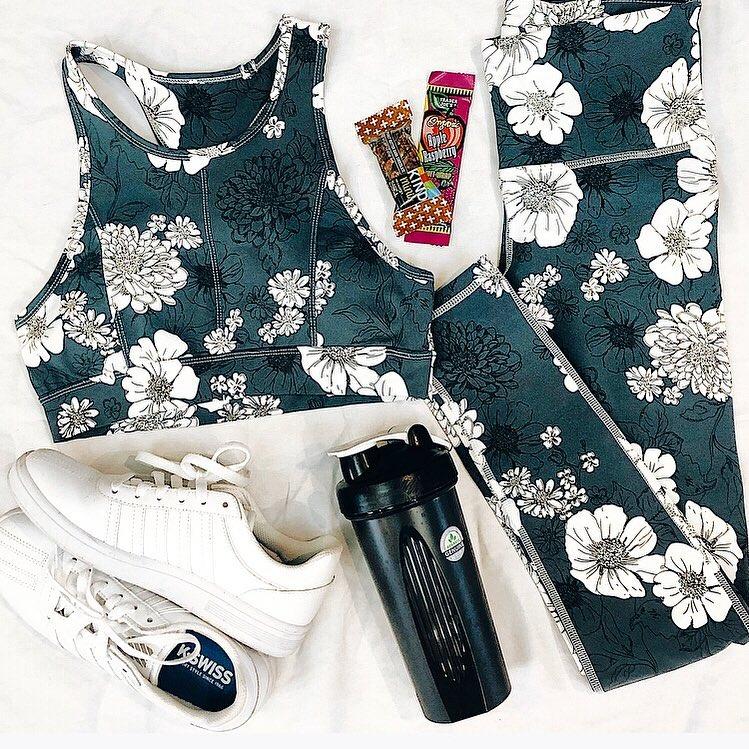 Спортивный шейкер BlenderBottle Classic Loop 820ml Black (ORIGINAL) фото товару