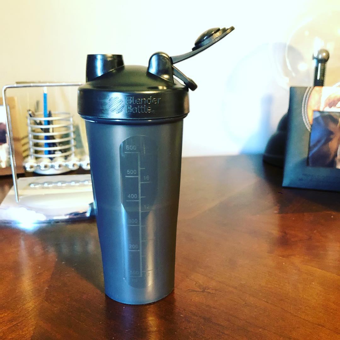 Спортивный шейкер BlenderBottle Classic Loop 820ml Black (ORIGINAL) фото товару