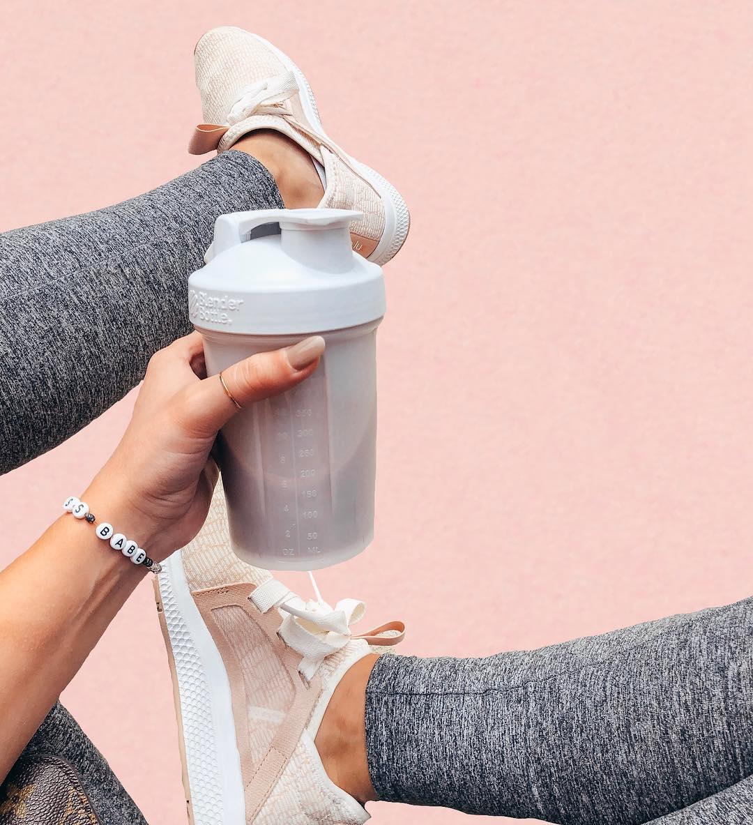 Спортивный шейкер BlenderBottle Classic Loop 590ml White (ORIGINAL) фото товару