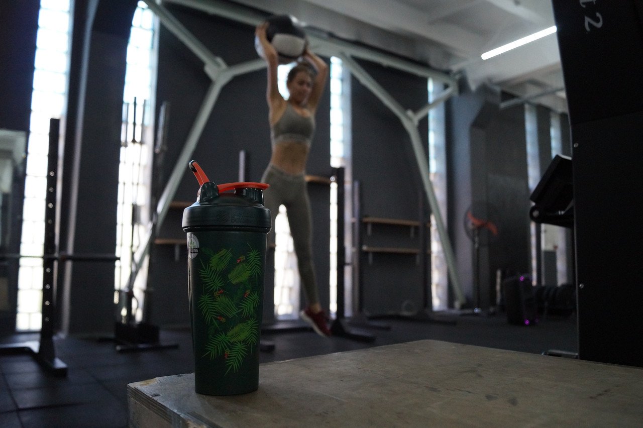 Спортивный шейкер BlenderBottle Classic Loop 820ml Special Edition Green-Coral  (ORIGINAL) фото товару