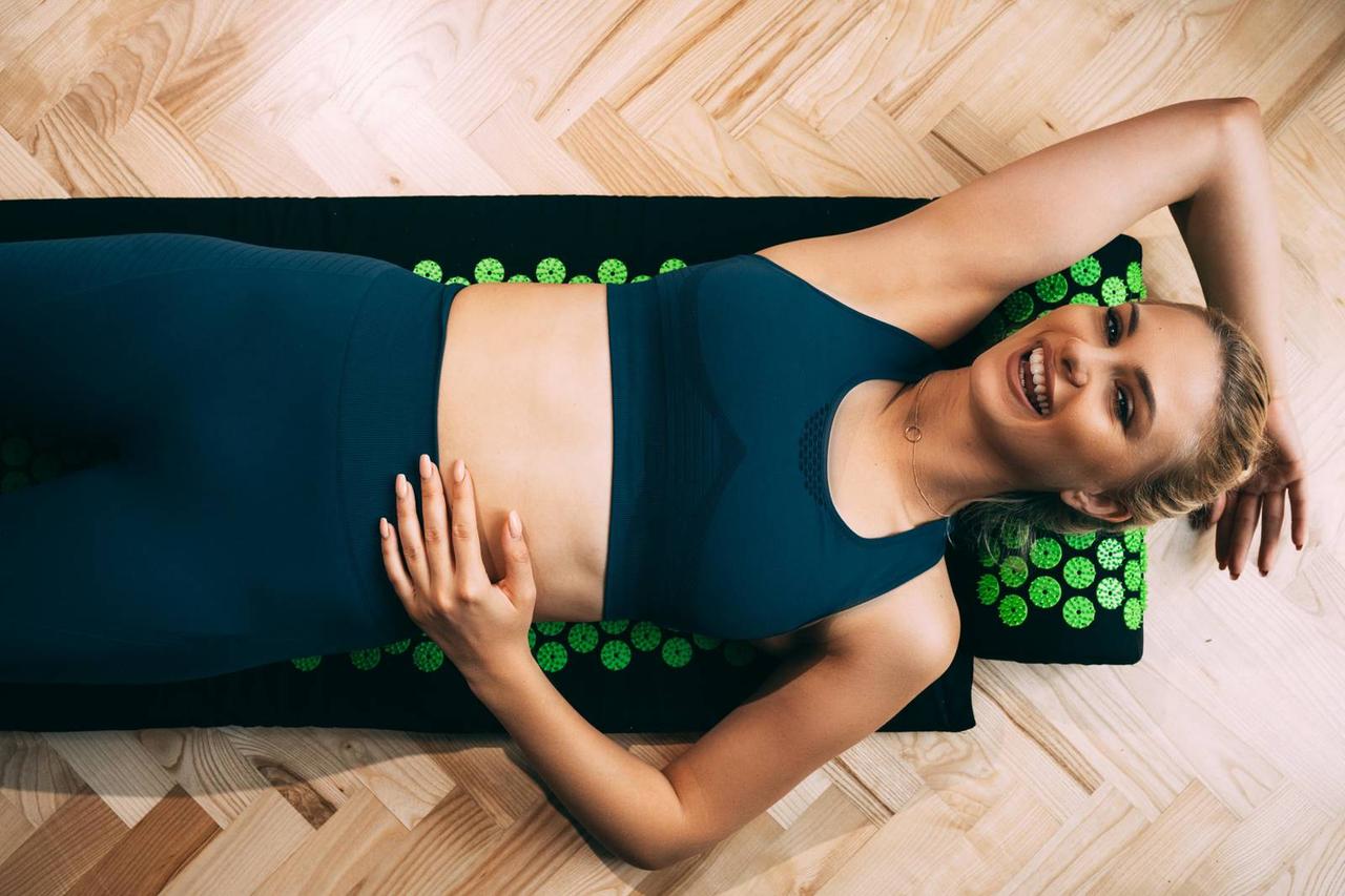 Килимок акупунктурний 4yourhealth Elite Line 0057 з подушкою чорно-зелений 120*40см